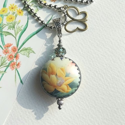 Pendentif "les parfums du soleil" médaillon jaune motifs fleurs porcelaine perles verre tchèque argent tibétain chaîne acier inoxydable