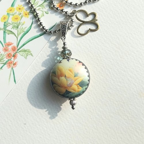 Pendentif "les parfums du soleil" médaillon jaune motifs fleurs porcelaine perles verre tchèque argent tibétain chaîne acier inoxydable