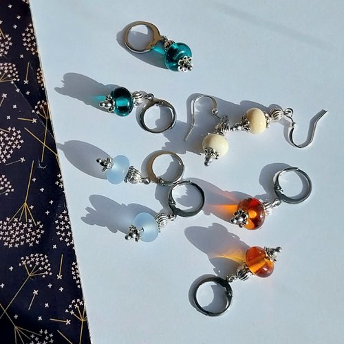 Boucles "mini jolies" verre murano coloris au choix argent tibétain attaches acier inoxydable