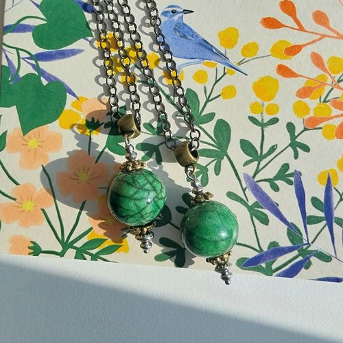Pendentif vert "terre zen" céramique raku métal bronze et acier longue chaîne noire gun