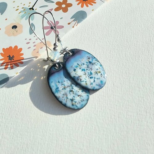 Boucles "givre au jardin" émail sur cuivre tons bleus et pointillé coloré cristal opalin acier inoxydable