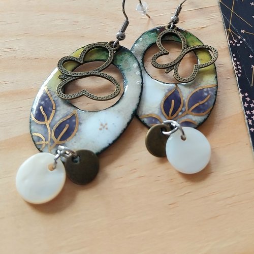 Boucles d'oreille "poésie bohême" émaux sur cuivre violet vert blanc or nacre attaches acier inoxydable
