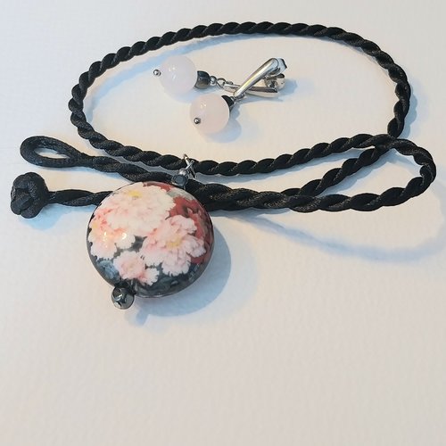 Parure collier boucles " japon rose" médaillon porcelaine illustrée gemmes hématite quartz rose acier inoxydable cordon tressé