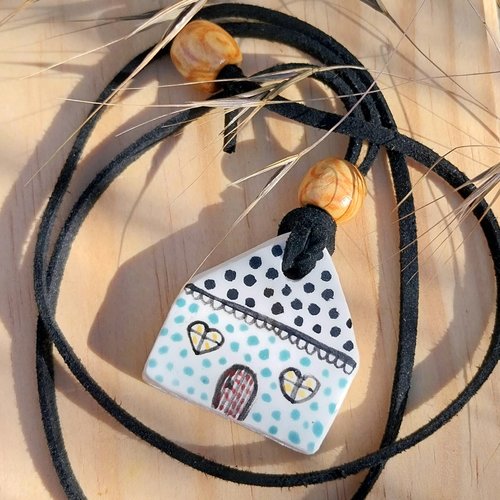 Collier pendentif "tendre logis" céramique artisanale illustrée cordon suédine perles bois