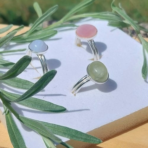 Bague réglable pastel monture argent anneau ajustable décor naturel au choix cabochon calcédoine bleue prehnite verte nacre rose