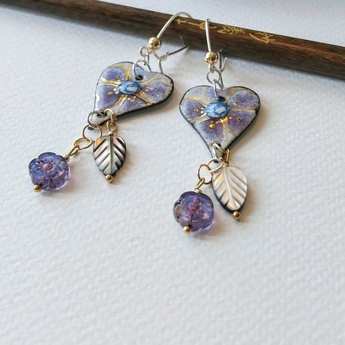 Bohême romantique - boucles d'oreilles bleu mauve émaux sur cuivre verre tchèque nacre plaqué or argent