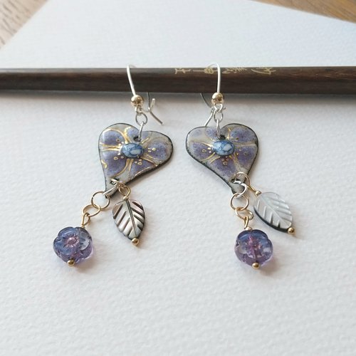 Boucles d'oreilles bleu mauve "le cœur des fleurs" émaux sur cuivre verre tchèque nacre plaqué or argent