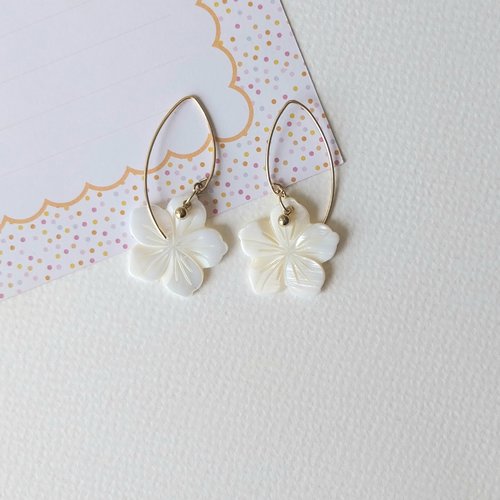 Boucles d'oreilles fleur nacre blanche plaqué or gold filled