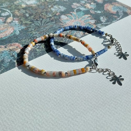 Bracelet fin réglable "libellule" perles heishi pierre naturelle au choix agate crazy ou jaspe spot bleu acier inoxydable
