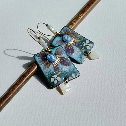 Bohême raffinée - boucles d'oreilles émail bleu mauve sur cuivre motif fleurs filigrane or nacre plaqué or