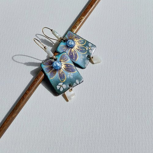 Bohême raffinée - boucles d'oreilles émail bleu mauve sur cuivre motif fleurs filigrane or nacre plaqué or