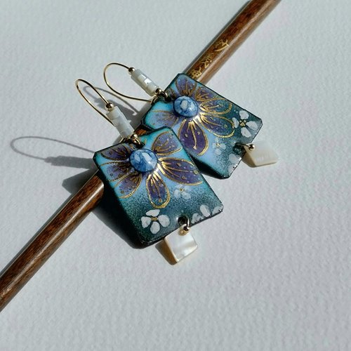 Bohême raffinée - boucles d'oreilles émail bleu mauve sur cuivre motif fleurs filigrane or nacre plaqué or