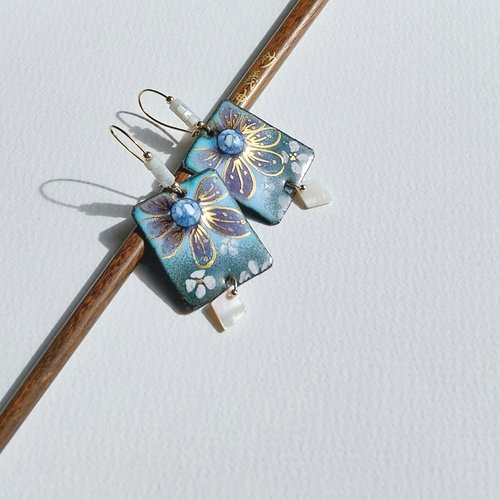Boucles d'oreilles "bohême raffinée" émail bleu mauve sur cuivre motif fleur filigrane or nacre plaqué or