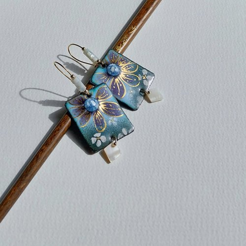 Bohême raffinée - boucles d'oreilles émail bleu mauve sur cuivre motif fleurs filigrane or nacre plaqué or