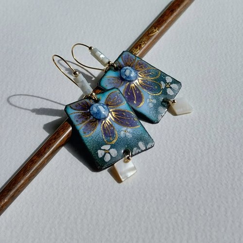 Boucles d'oreilles "bohême raffinée" émail bleu mauve sur cuivre motif fleur filigrane or nacre plaqué or