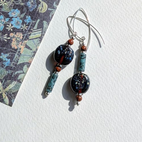Elixir - boucles asymétriques verre filé pierres turquoise africaine jaspe mahogany argent