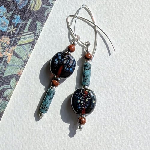 Elixir - boucles asymétriques verre filé pierres turquoise africaine jaspe mahogany argent