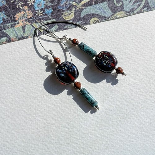 Elixir - boucles asymétriques verre filé pierres turquoise africaine jaspe mahogany argent