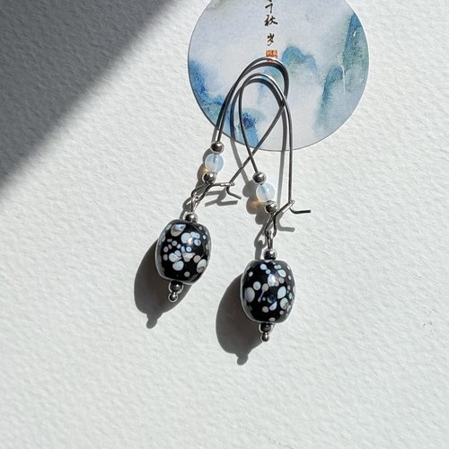 Sable noir - boucles noir moucheté verre filé murano verre tchèque opalin acier inoxydable
