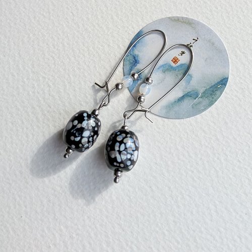Sable noir - boucles noir moucheté verre filé murano verre tchèque opalin acier inoxydable