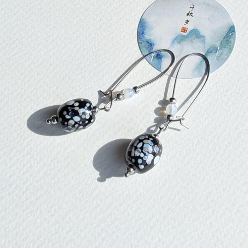 Sable noir - boucles noir moucheté verre filé murano verre tchèque opalin acier inoxydable