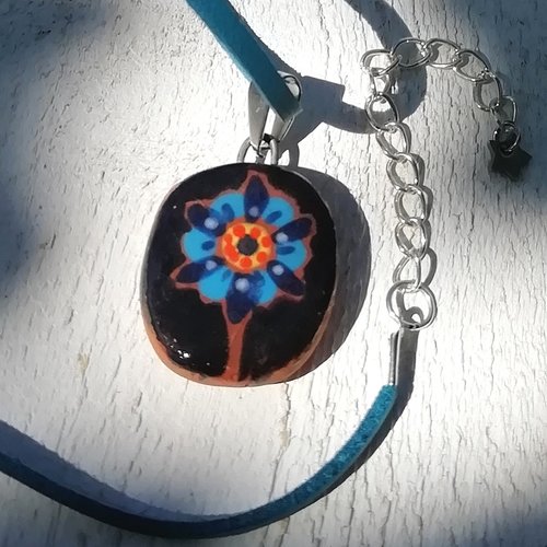 Pendentif "fleur d'étoile" bleu orange noir céramique émaillée motif floral cordon suédine attaches acier inoxydable