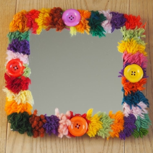 Miroir multicolore, cadre en laine et boutons