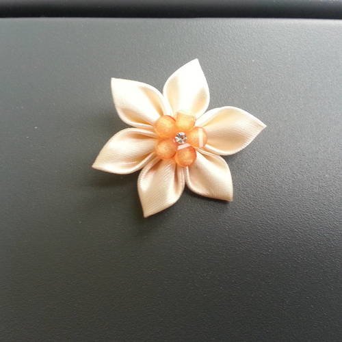 4 cm une tres jolie fleur de satin aux petales pointus ivoire et orange 