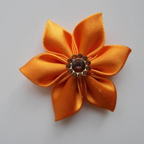 5 cm fleur de satin orange  petales pointus 