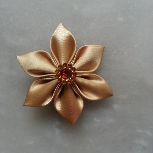 5 cm fleur de satin doree   petales pointus 