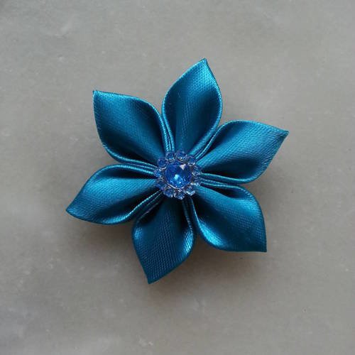 5 cm fleur de satin bleu turquoise petales pointus 