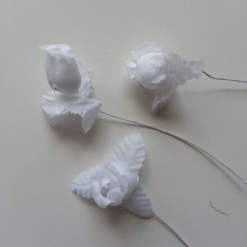 Lot de 3 roses et feuilles en tissu blanc   sur tige