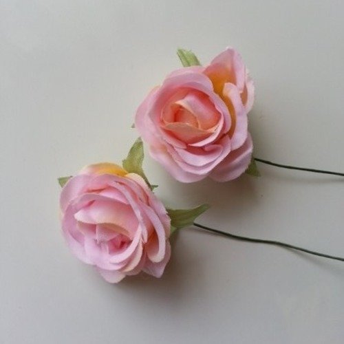 Lot de 2 fleurs en tissu  sur tige 30mm rose