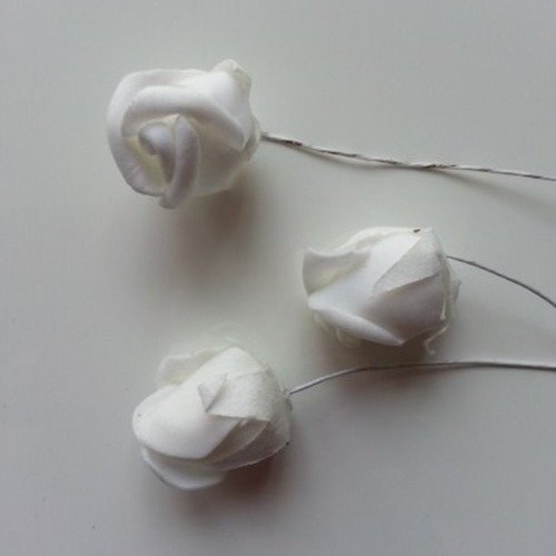 Lot de 3 fleurs rose en mousse blanc sur tige   2 à 2.5cm
