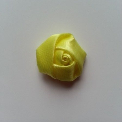 Fleur de satin bouton de rose jaune pâle 2.2cm