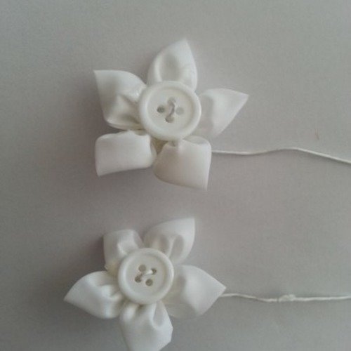 Lot de 2 fleurs en tissu centre bouton blanc  sur tige 50mm