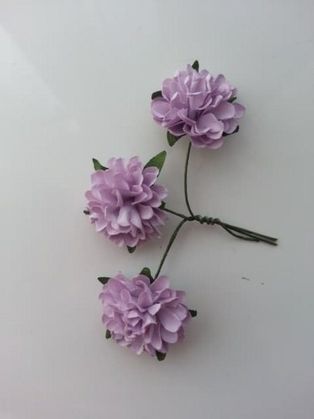 Lot de 3 fleurs en papier de couleur mauve 2, 5cm sur tige - Un grand marché