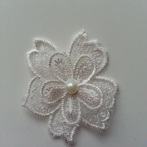 Fleur en dentelle blanc 50 mm 