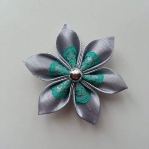 5 cm fleur de satin gris clair et dentelle verte petales pointus 