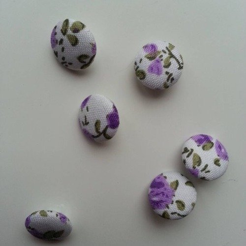 Un tres joli lot de 6 boutons ronds recouvert de tissu blanc à fleurs mauve 14mm 