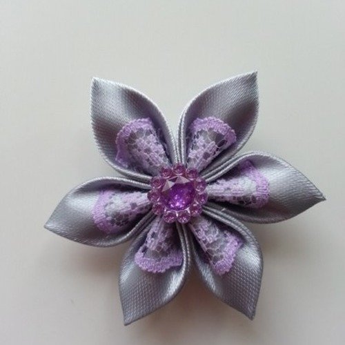 5 cm fleur de satin gris clair et dentelle mauve petales pointus 