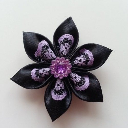 5 cm fleur de satin noir et dentelle mauve petales pointus 