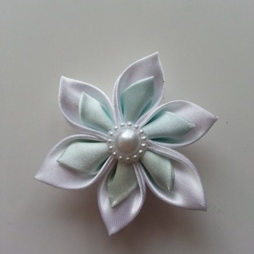 5 cm fleur de satin double blanche et bleu ciel   petales pointus
