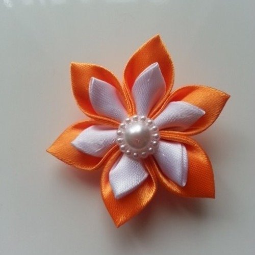 5 cm fleur de satin double blanche et orange   petales pointus