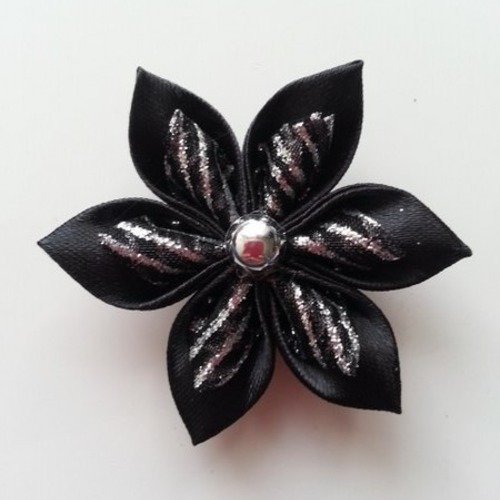 Fleur de satin noire  et argent pailleté  petales pointus 5 cm