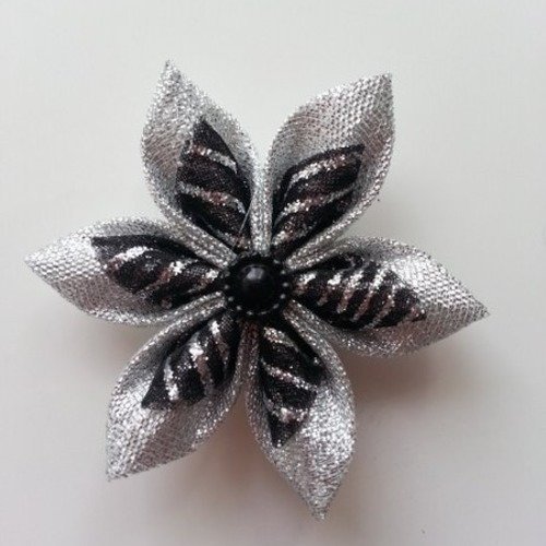 Fleur de satin argent  et  pailleté noir petales pointus 5 cm