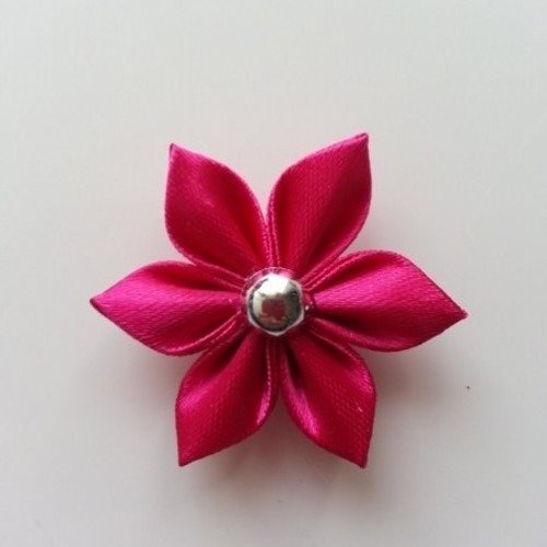 Une tres jolie fleur de satin aux petales pointus rose fuchsia   4cm 