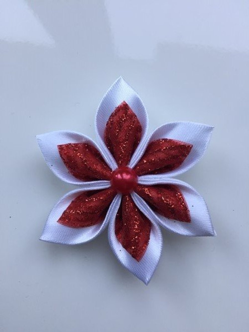 Fleur de satin blanche et rouge pailleté petales pointus 5 cm - Un grand  marché