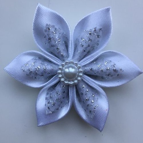 Fleur de satin blanche et blanc argenté et pailleté  petales pointus 5 cm