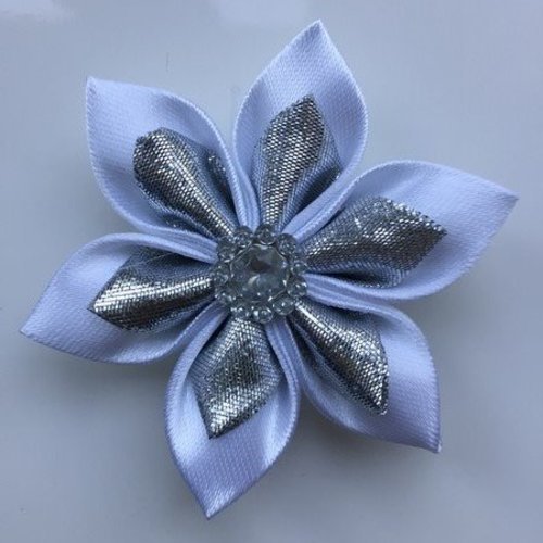 5 cm fleur de satin blanche et argent petales pointus